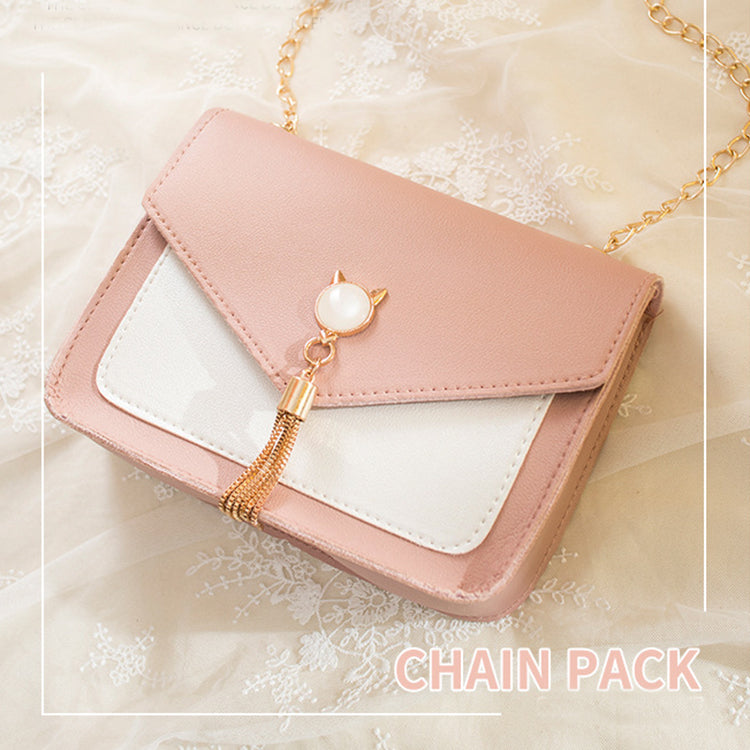 Small messenger bag detail, pink with white insert, cat charm clasp, gold chain
